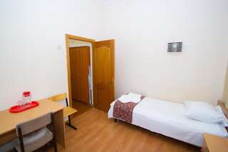 Гостиница Sanatoriy Salut Железноводск Стандартный двухместный номер с 2 отдельными кроватями-1